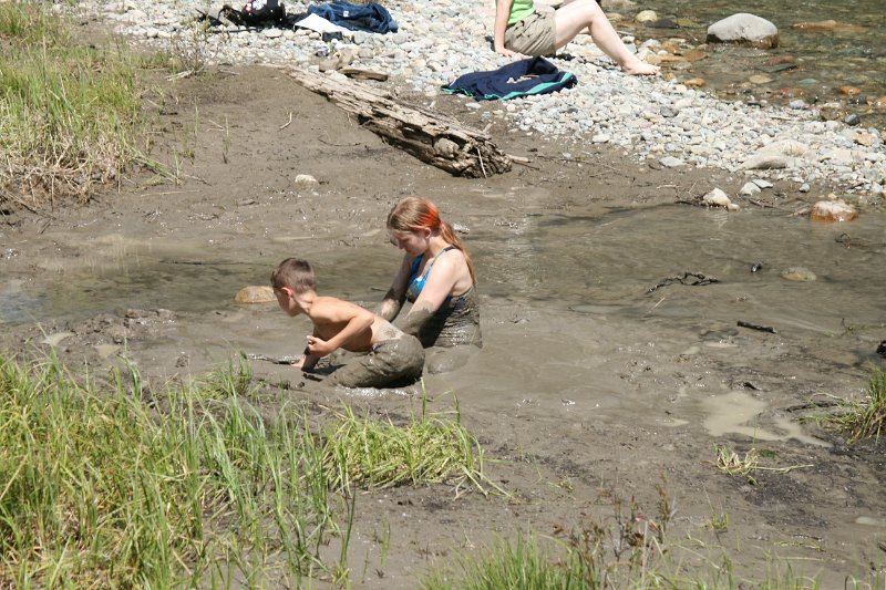 IMG_2253.JPG - Roz and Zim enjoy a mud bath.